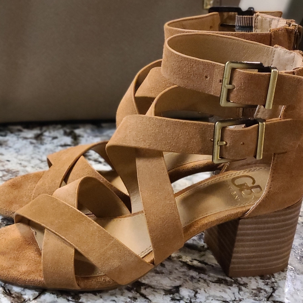 GB casual heels